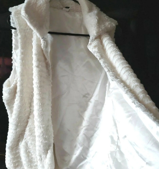 Apt 9 Faux-Fur Vest - Picture 5 of 7